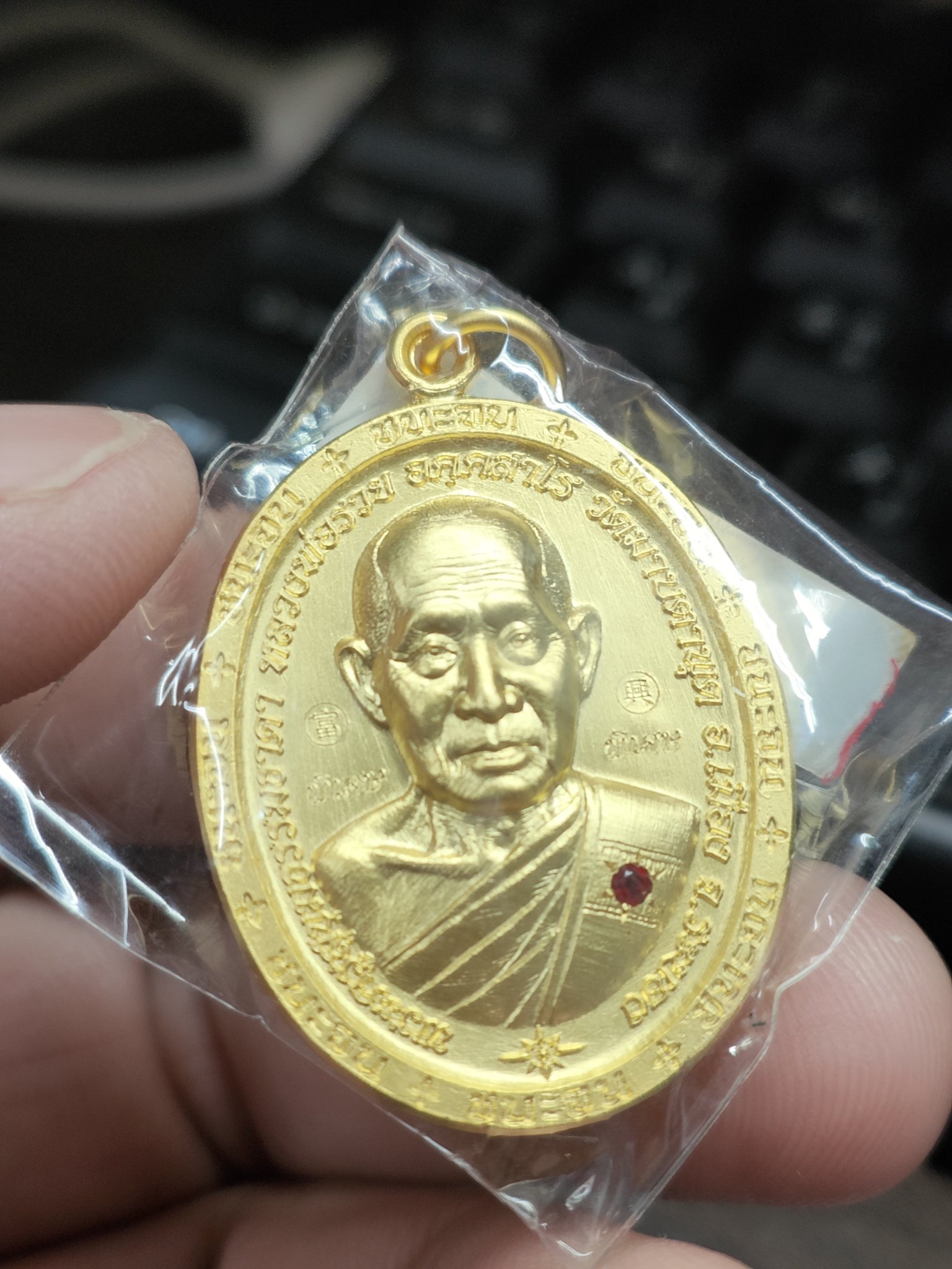 หลวงพ่อพัฒน์ 100 เนื้อกะไหลทอง ฝังพลอยแดง